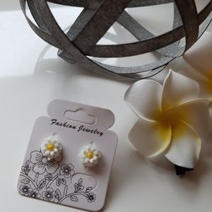 Daisy Post Earrings